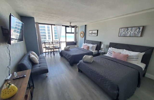 Cozy condo in Daytona with oceanview