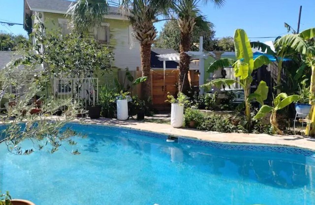 Cozy Converted Carriage Guest House in Yropical Garden