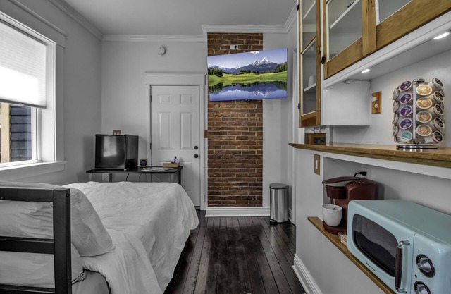 Cozy Corner on Columbus - modern & close to all!