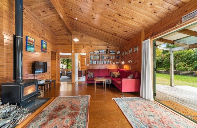 Cozy cottage close to lake front in Kinloch