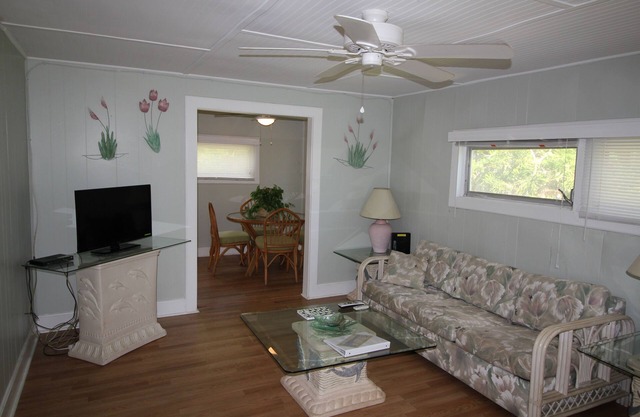 Cozy Cottage in St Lucie Village on the Indian River Lagoon with a 250 ft dock