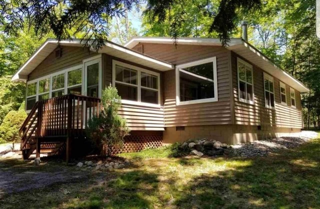 Cozy Cottage on a Private Wooded Lot, Steps From Lake Charlevoix Waterfront!