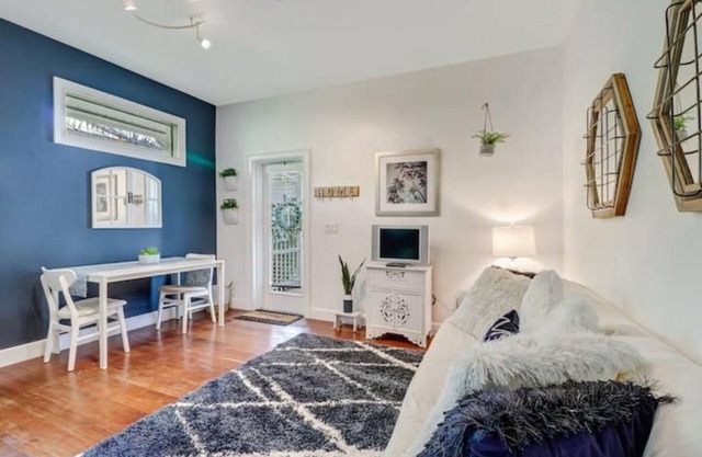 Cozy Cottage - Only 8 Minutes from The Beach in Naples!nn