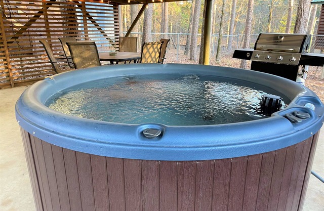 Cozy Cottage/Pet and Kid Friendly with Completely Fenced Property