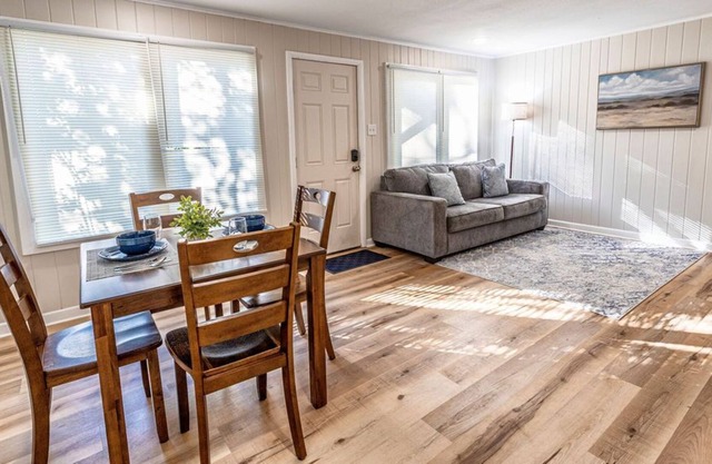 Cozy Cottage with Coastal Vibe by Lake & Sam’s Pizza