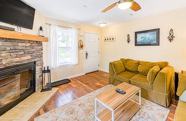 Cozy cottage with fireplace & outdoor firepit - close to lake access