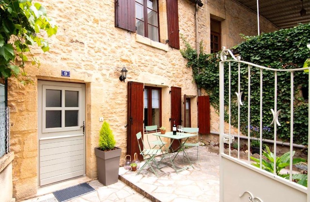 Cozy cottage with garden in Sarlat medieval centre