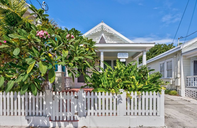 Cozy Cottage with Private Hot Tub, Tranquil Garden & Parking - Dogs OK