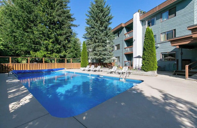 Cozy Creekside Private Nook! Free Parking - Pets Welcome Walk to Gondola 5 min