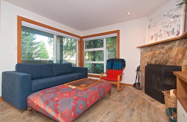 Cozy Creekside townhome. Walk to lifts! Fireplace, in-suite laundry, free parking. Newly renovated