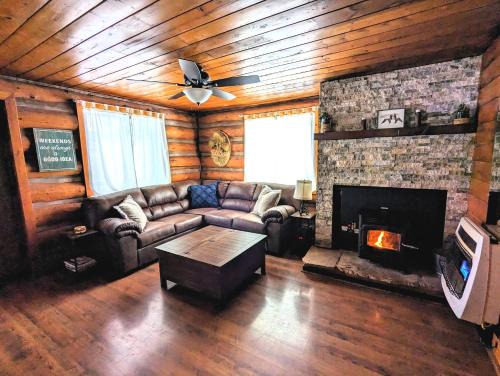Cozy Cub Log Cabin - Year Round Tranquil Beauty