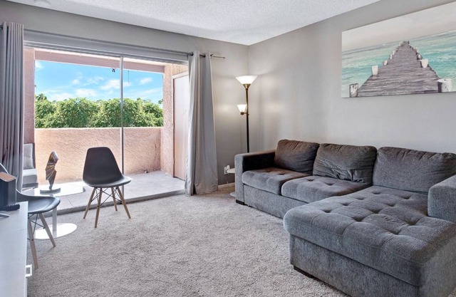 Cozy Cubs Condo Walking Distance to the Chicago Cubs Spring Training Stadium