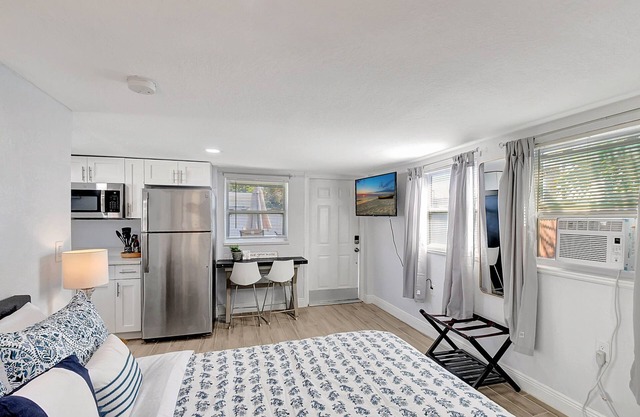Cozy Delray Beach Cottage w/i 5 Min to the Beach – Perfect for a Couples Retreat