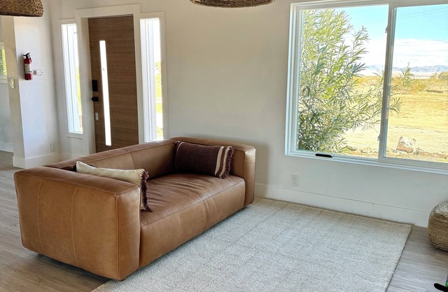 Cozy Desert Getaway with 5 acres of land and wood fired hot tub. Pet friendly!