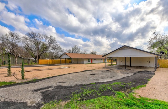 Cozy Designer Home in 1 Acre Land 5 mins to Domain