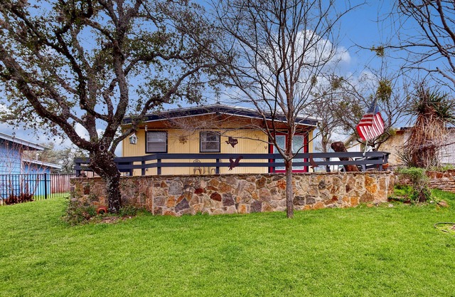 Cozy dog-friendly house near water with enclosed yard, grill, & equipped kitchen