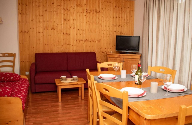 Cozy Duplex Chalet for 8 with Terrace, Ski Storage & Pool Access, 300m from Slopes