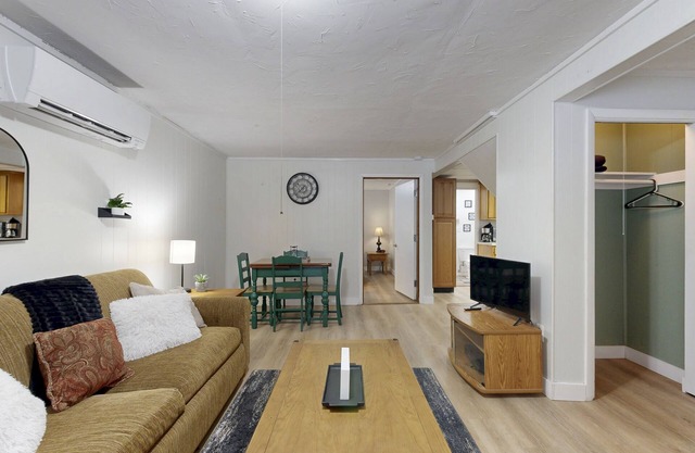 Cozy duplex, first floor unit w/kitchen, shared fire pit, lake access, wifi, TV
