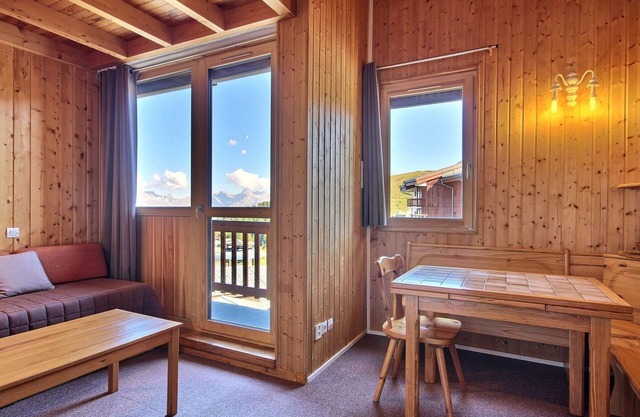 Cozy duplex for 5, ski-in/ski-out and near shops