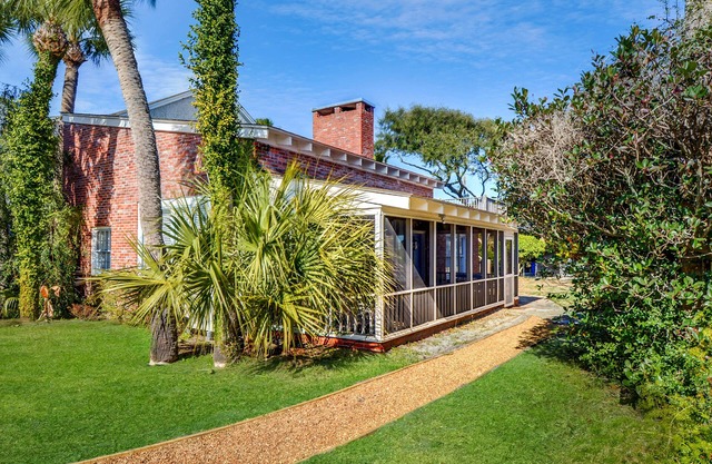 Cozy East Beach Cottage, Steps to Beach, Large Screened Porch & Pet Friendly!