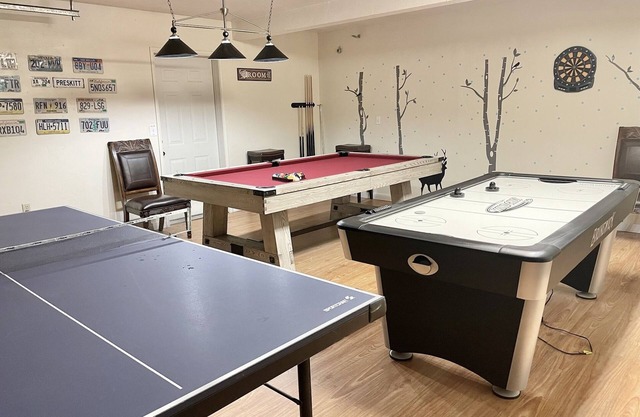 Cozy Family Friendly Lodge, 2 Games Rooms, Hot Tub, EV Charger