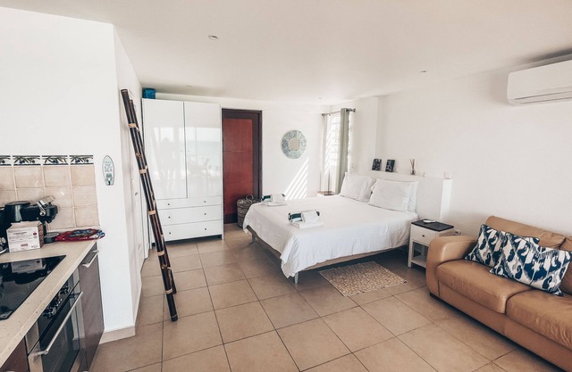 Cozy, family friendly apartment on the Beach, with panoramic view of the ocean
