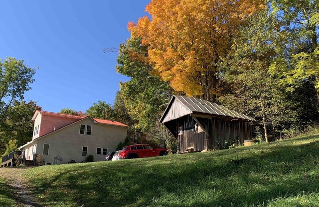 Cozy farmhouse 10 min from Lansing, Grayson Highlands and the VA Creeper Trail