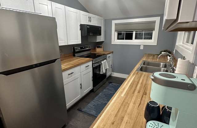 Cozy Farmstead Cottage located on Old Mission Peninsula Lavender Farm.