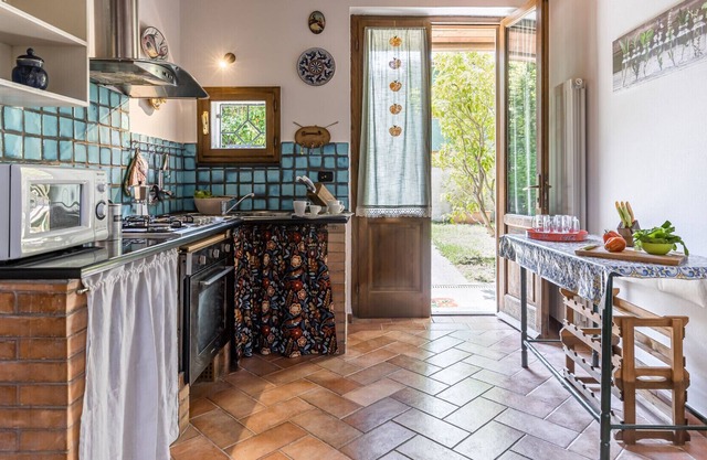 Cozy Green Country House with Garden & Parking