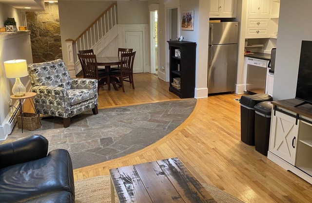 Cozy Hideaway! private apartment, minutes to downtown Saratoga Springs.