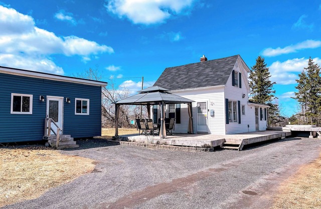 Cozy Hilltop Retreat w/Hot Tub, Firepit & Deck. Pet-Friendly!