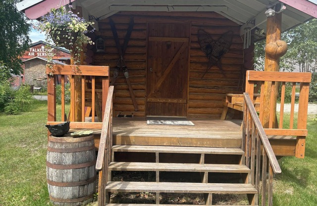 Cozy historic log cabin in downtown Talkeetna with WiFi