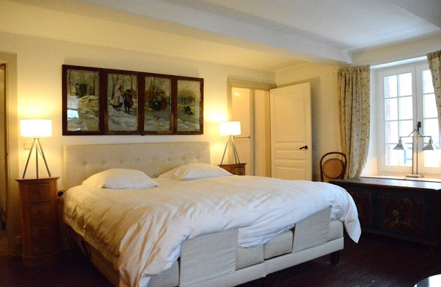Cozy Holiday Home in Bièvre with Pond