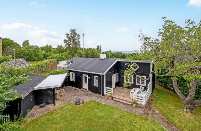 Cozy home in Dronningmølle with WiFi