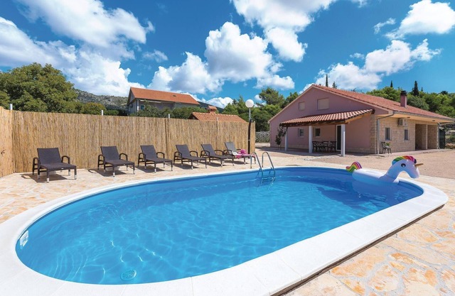 Cozy home in Dubrava with WiFi