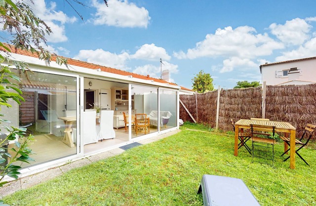 Cozy home in L'épine with WiFi