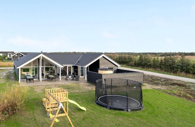 Cozy home in Løkken with sauna