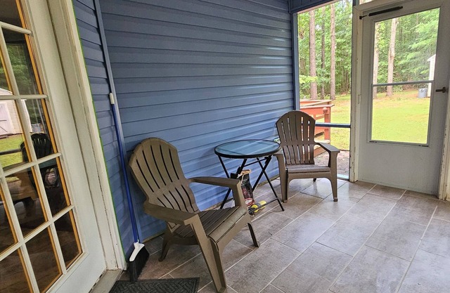 Cozy home in quiet Griffin neighborhood! 5 mins from restaurants and shopping.