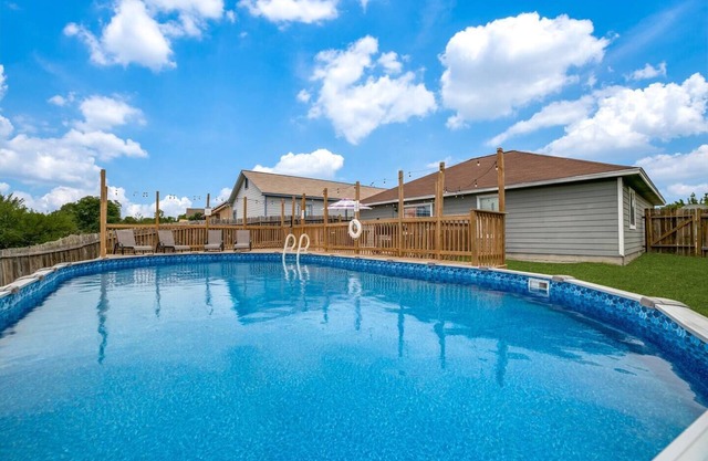Cozy Home w/Pool, Smart TVs, Near Lackland