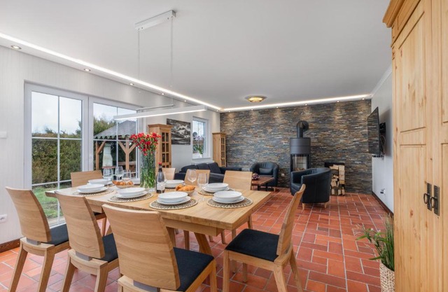 Cozy House 3 Bedrooms & Fireplace, Family with Dogs welcome