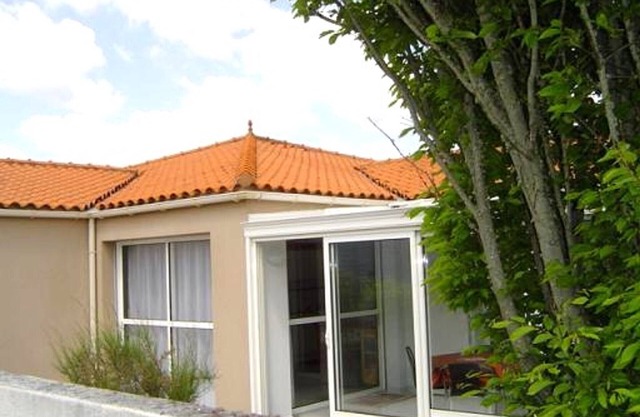 Cozy House with Veranda, Enclosed Garden, Near Beach and Shops