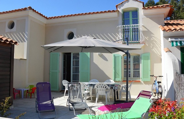Cozy house with shared pool near forest in Saint Jean de Monts, free WiFi