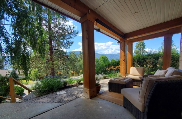 Cozy house in the shade of pines with Lake and Mountain view