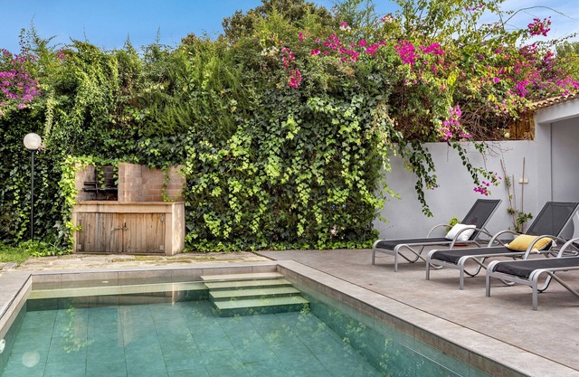 Cozy house with garden and private swimming pool in a quiet urbanization