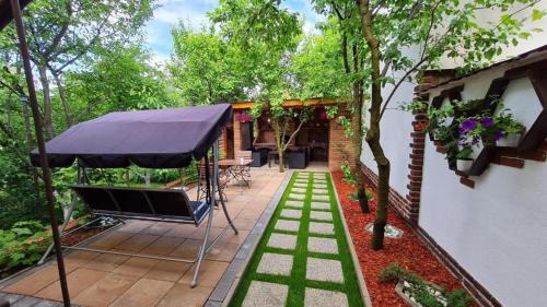 Cozy house with nice garden in heart of city center