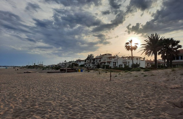 Cozy house with private garden in front of the sea