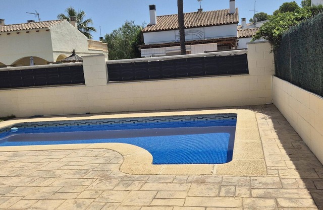 Cozy house with private pool, Wi-Fi, pet-friendly, near the beach