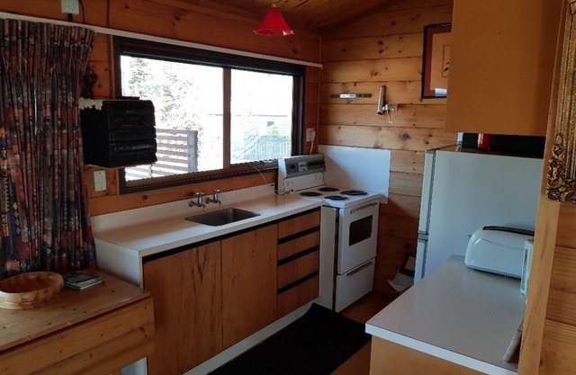 Cozy Kiwi Lockwood Bach in Beautiful Kinloch