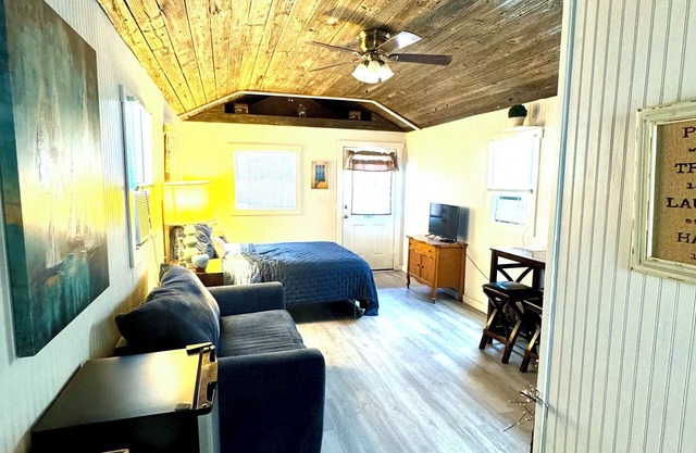Cozy Lake Front Studio Cabin - Wifi/AC/Queen Bed/Twin Sleeper/Lake View- Cabin 3
