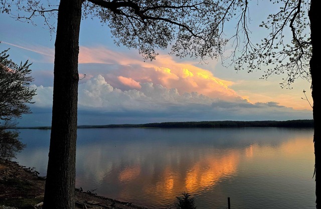 Cozy lake house w/spacious deck, BBQ/fire pit. Boat ramp1 mi away Pet friendly!